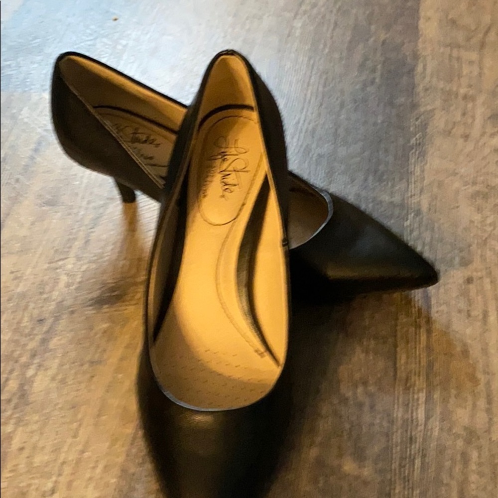 Life stride kitten heels. Never worn. Black size 9